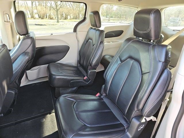 Used 2023 Chrysler Pacifica Touring-L image 17