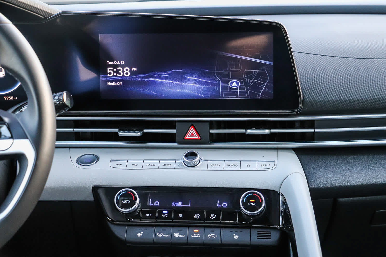 Certified 2025 Hyundai Elantra Limited FWD image 14