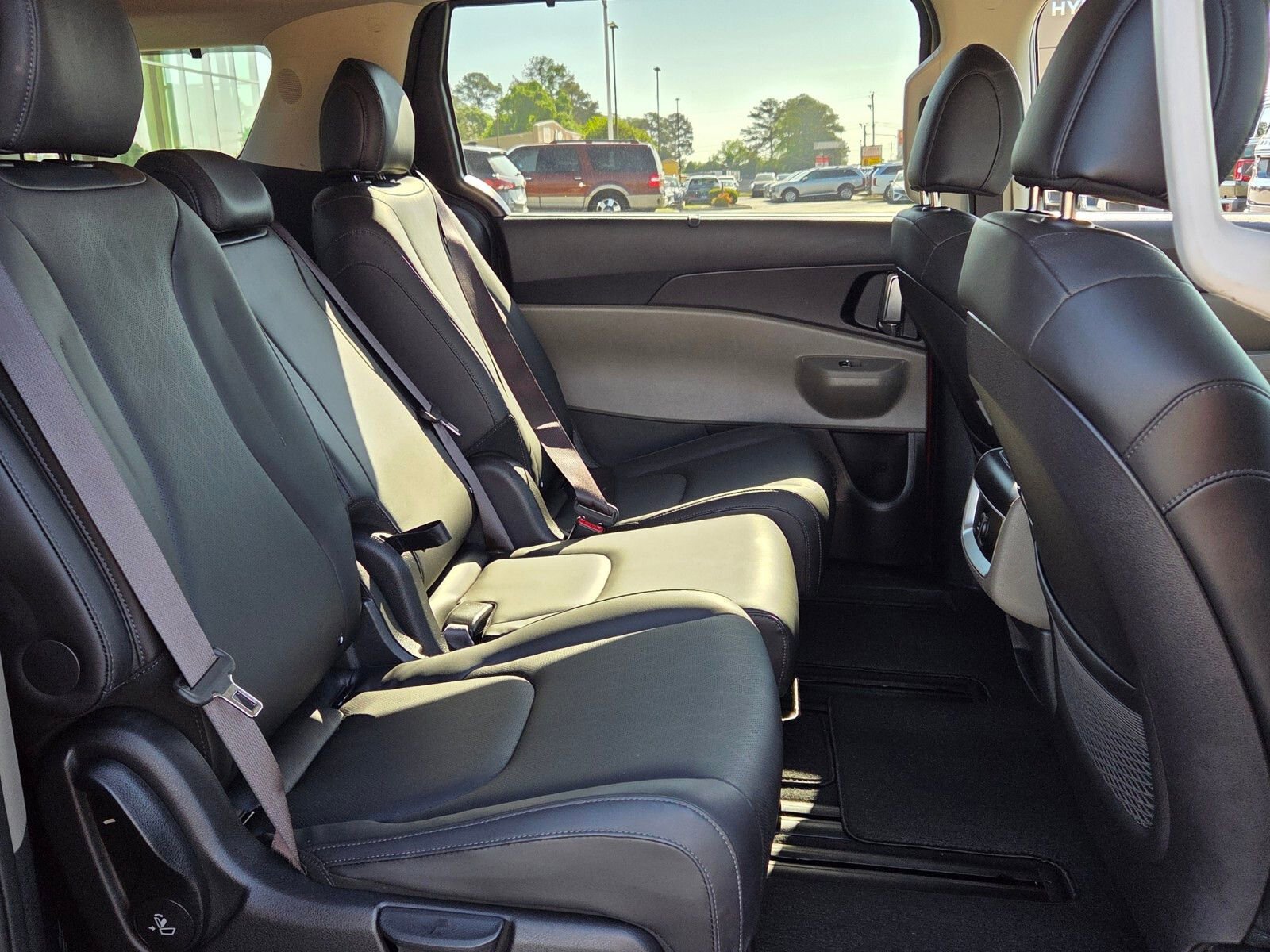 Used 2025 Kia Carnival EX image 18