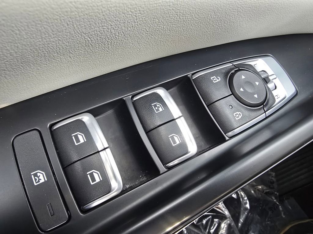 Used 2024 Kia Carnival LX image 23