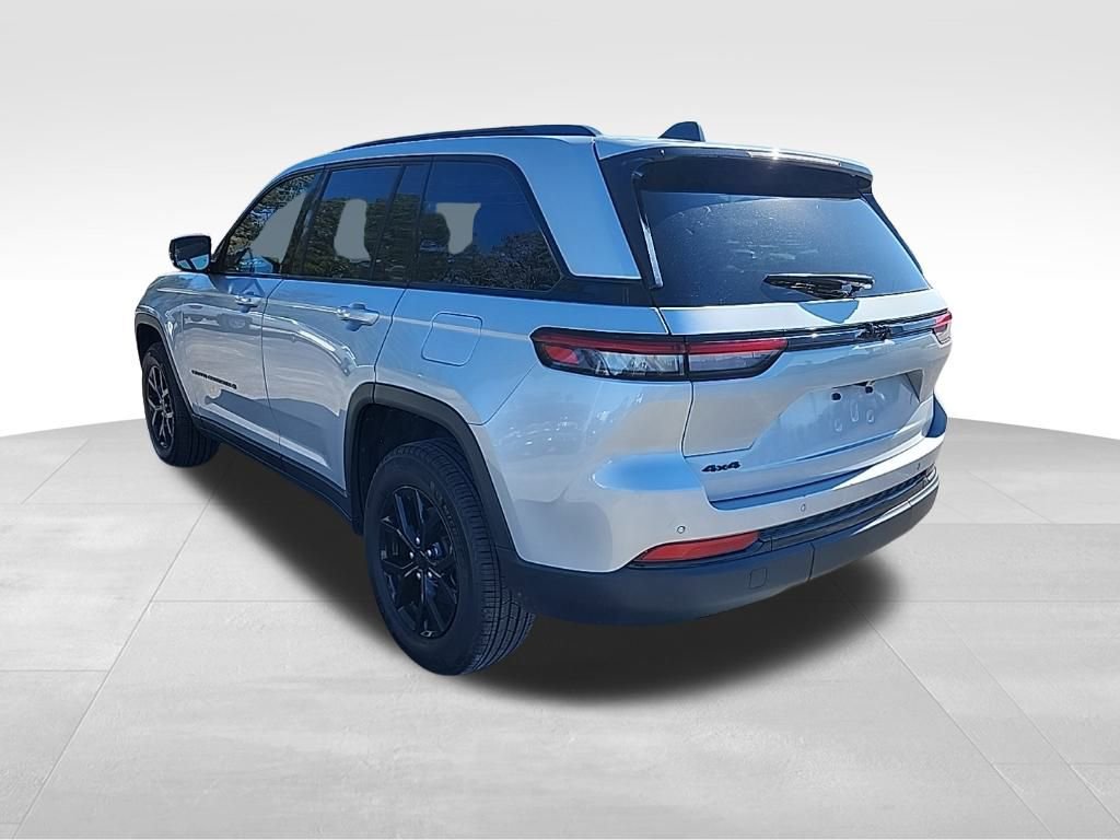 Used 2024 Jeep Grand Cherokee Altitude image 9