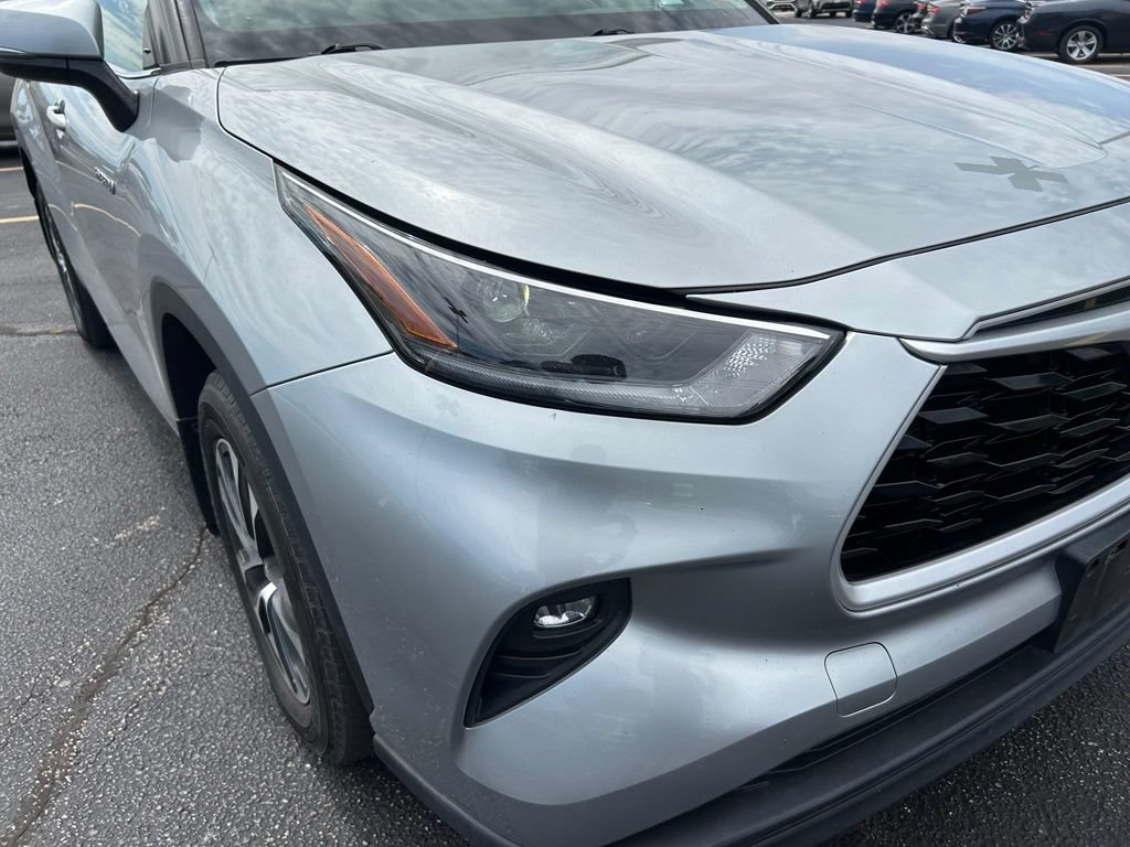 Used 2021 Toyota Highlander XLE FWD image 2