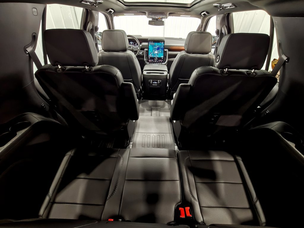 Used 2025 GMC Yukon Denali w/ Sun & Power Step Package AWD/4WD image 34