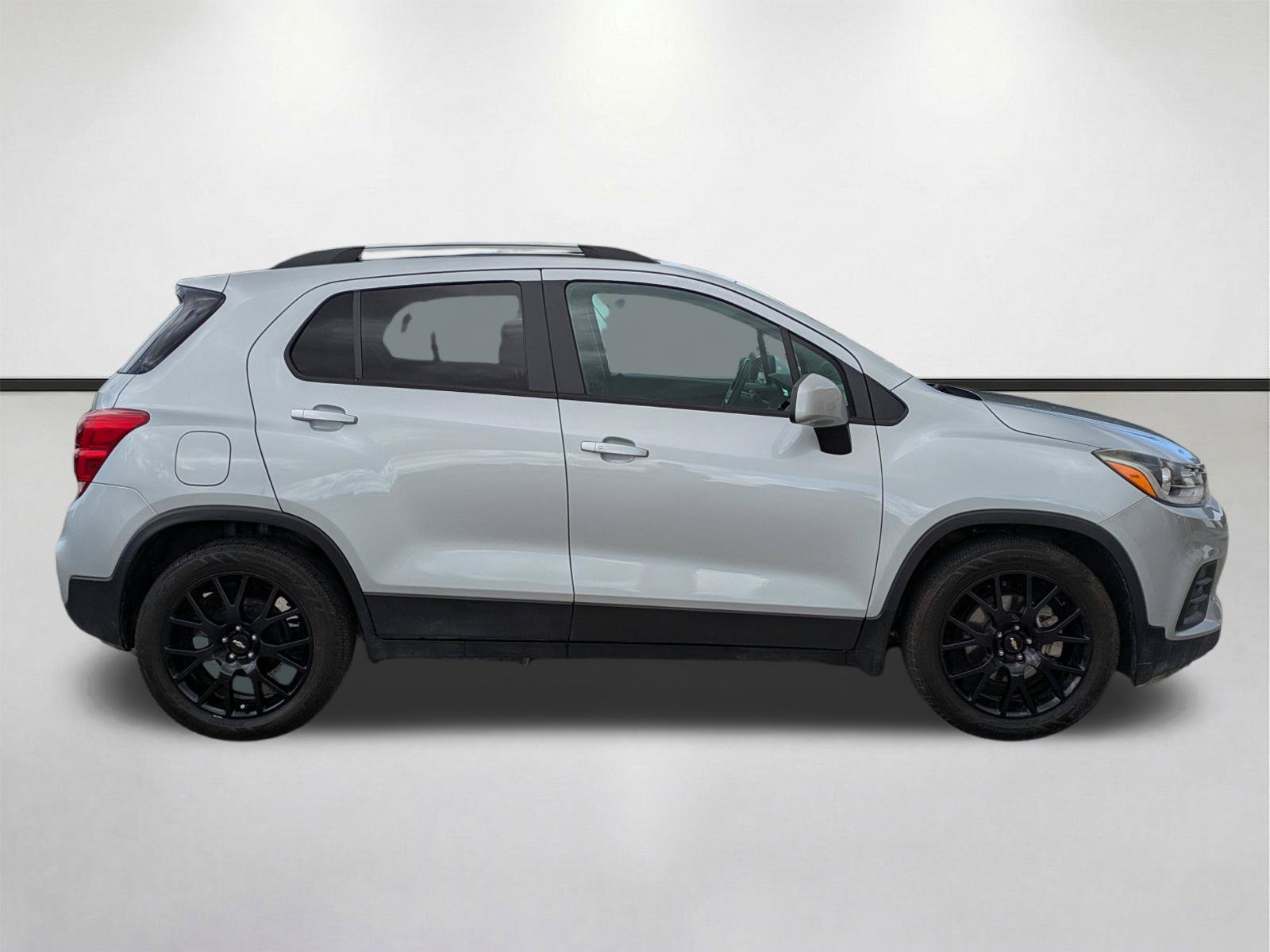 Used 2021 Chevrolet Trax LT w/ Sport Edition FWD image 4