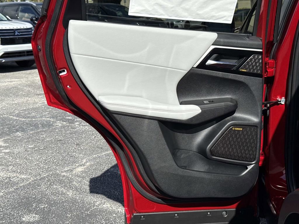 New 2025 Mitsubishi Outlander SE image 11