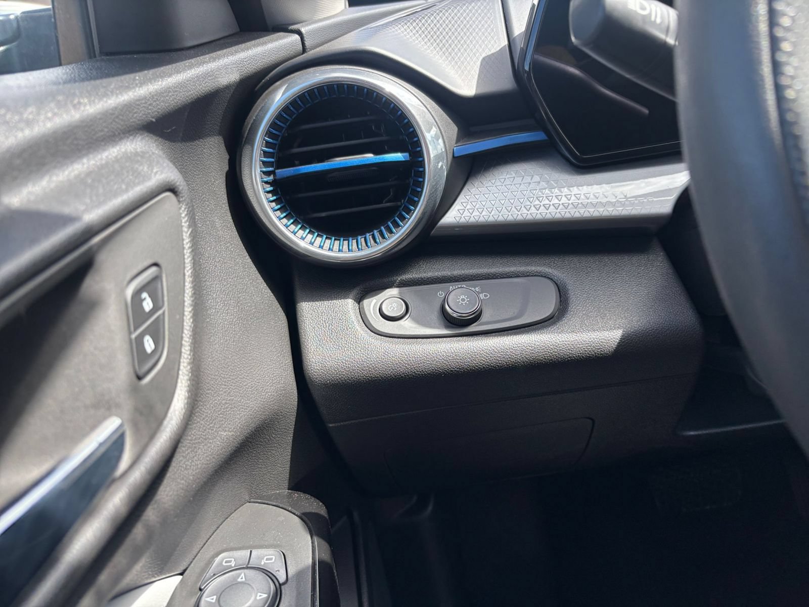 Used 2025 Chevrolet Trax LT FWD image 33