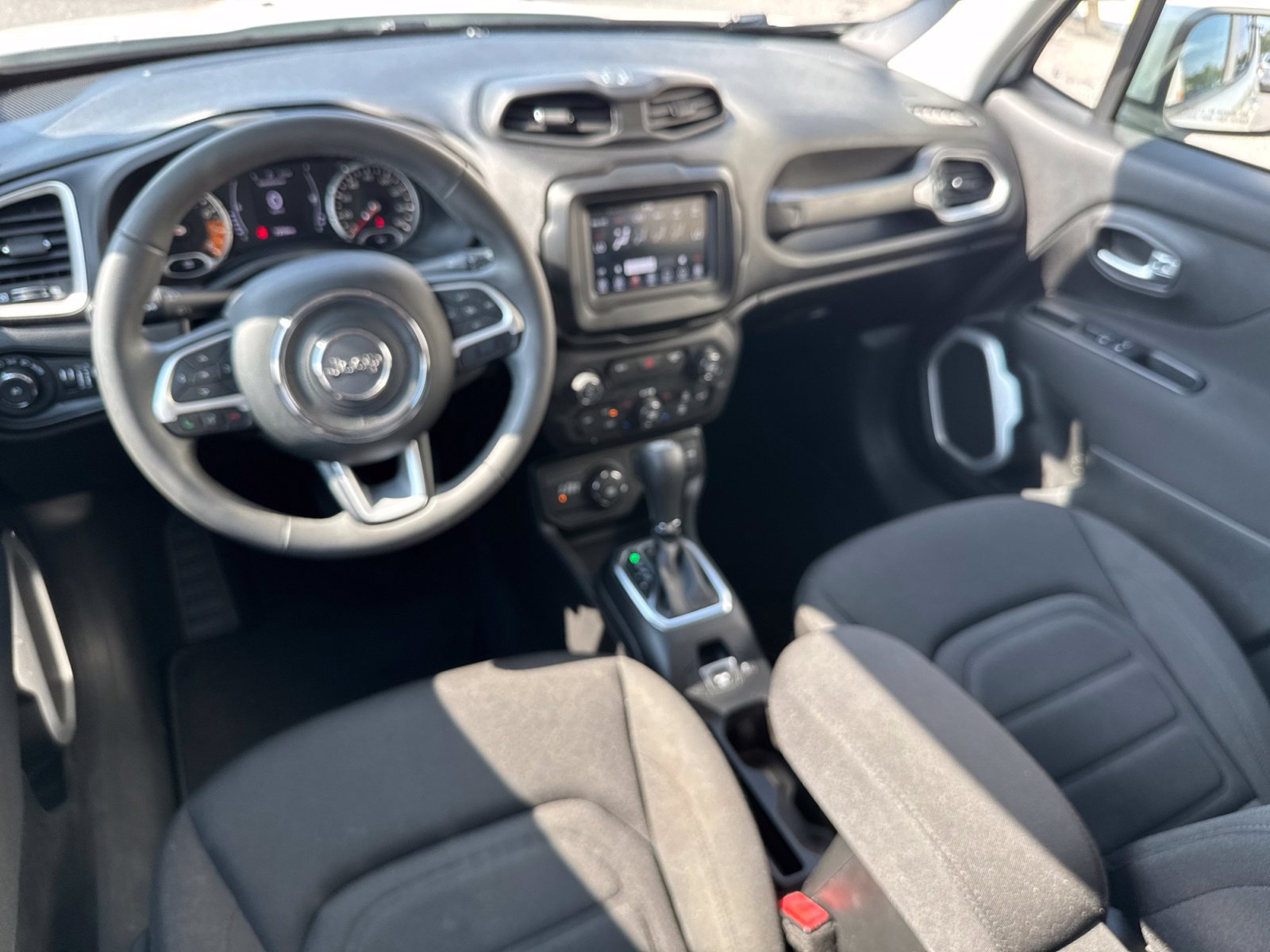 Used 2018 Jeep Renegade Latitude AWD/4WD image 15
