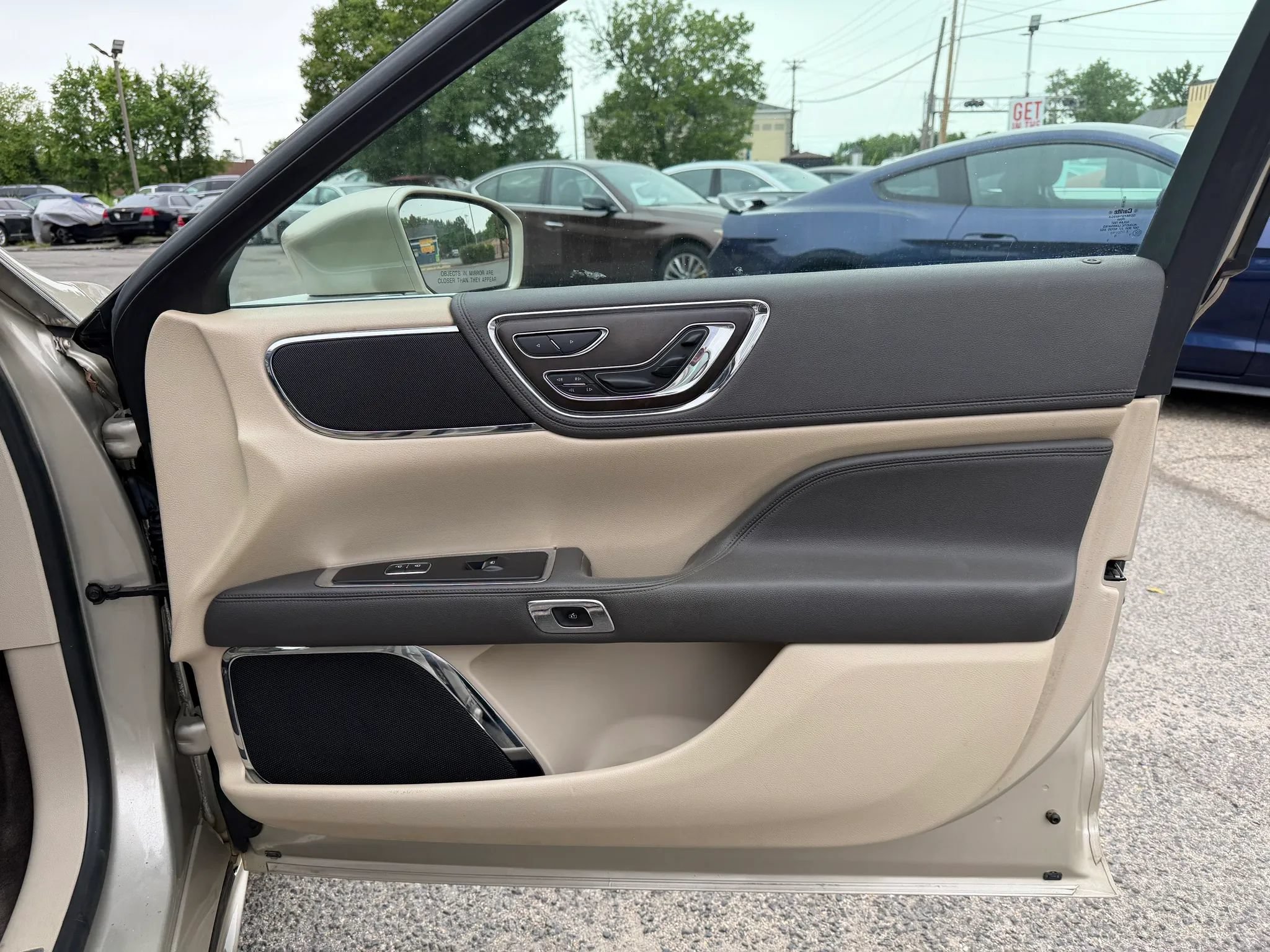 Used 2017 Lincoln Continental Reserve w/ Technology Package FWD image 31