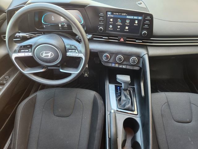 Used 2025 Hyundai Elantra SE image 25