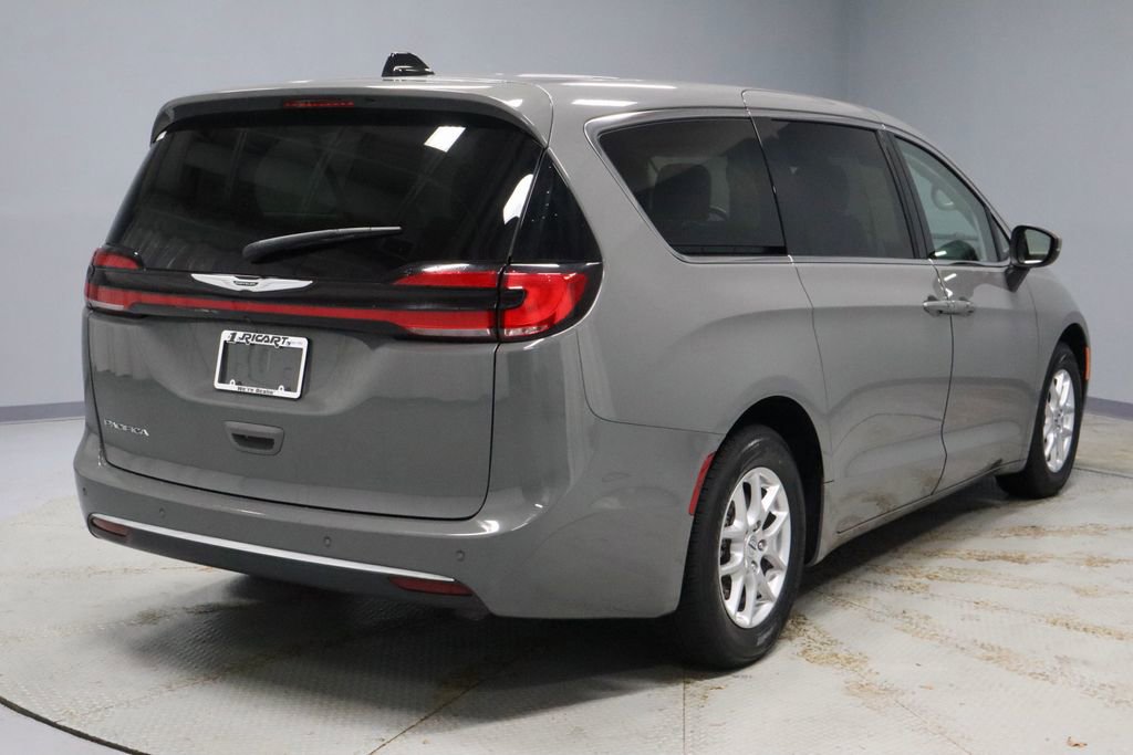 Used 2023 Chrysler Pacifica Touring-L FWD image 10