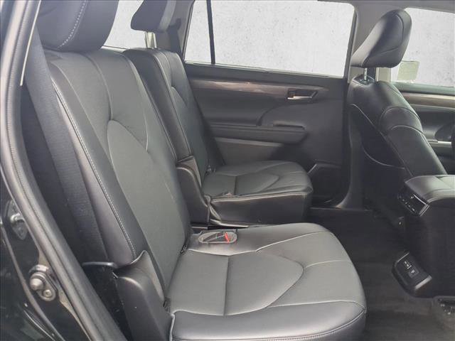 Used 2023 Toyota Highlander Limited image 19