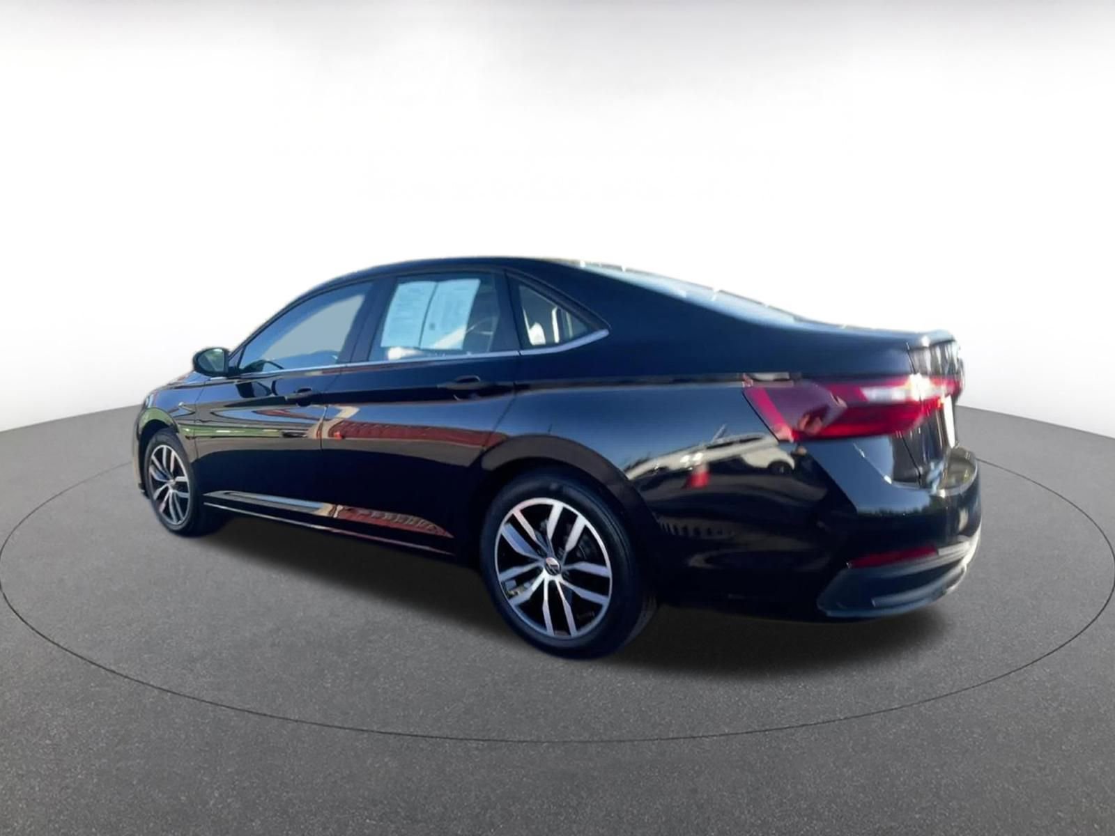 Used 2025 Volkswagen Jetta SE image 9