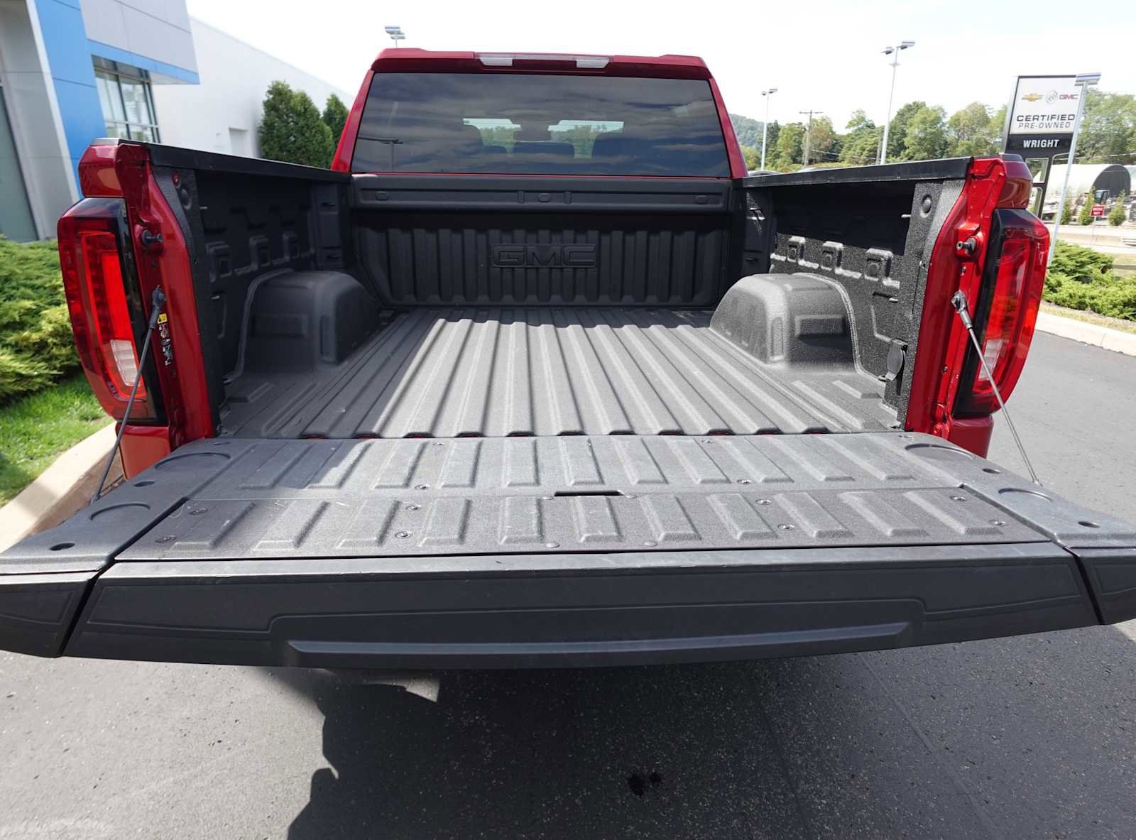 Used 2023 GMC Sierra 1500 SLT w/ SLT Premium Package AWD/4WD image 5