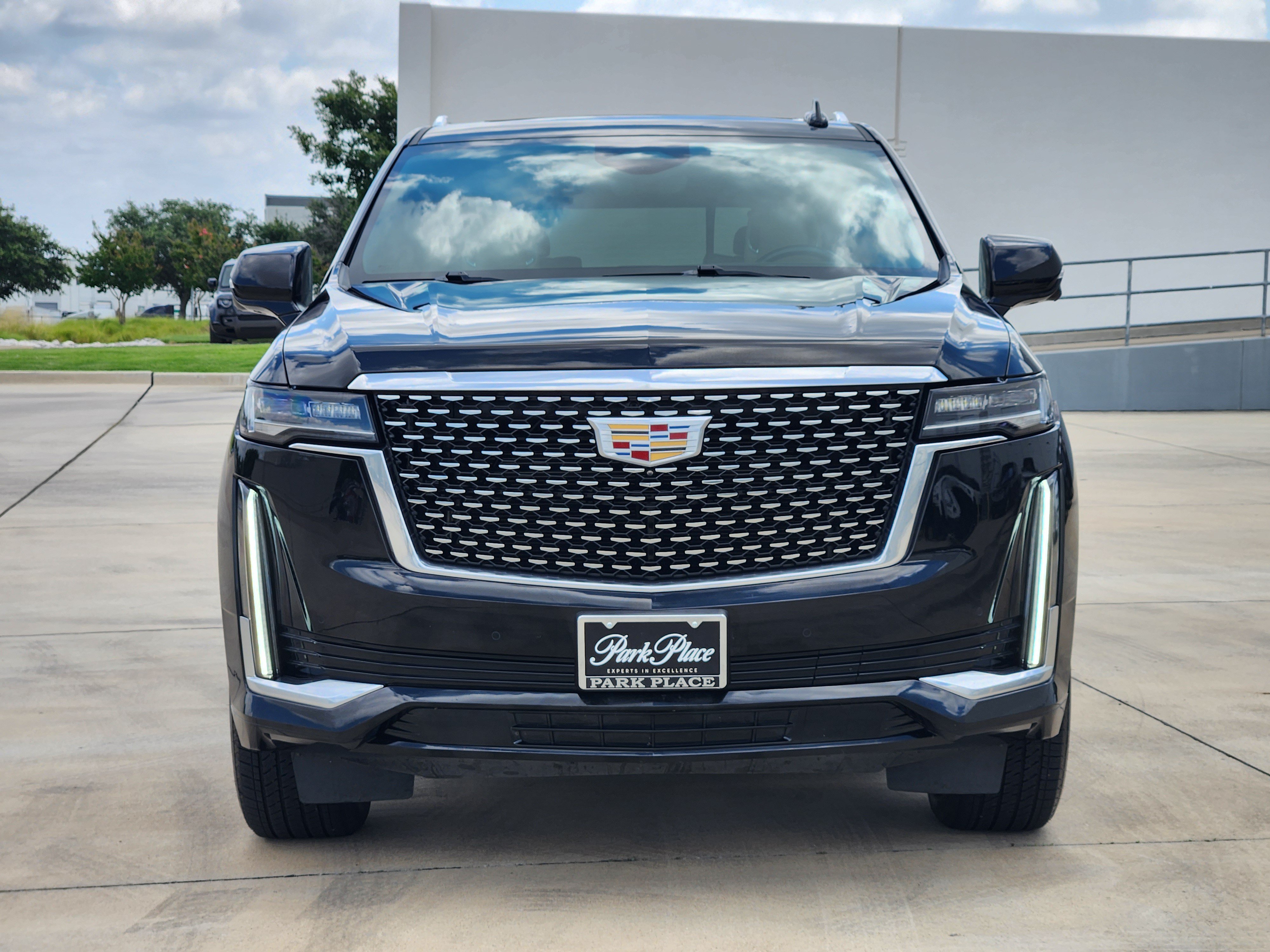 Used 2022 Cadillac Escalade Premium Luxury RWD image 2