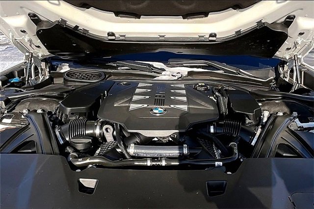 Used 2023 BMW 760i xDrive image 9