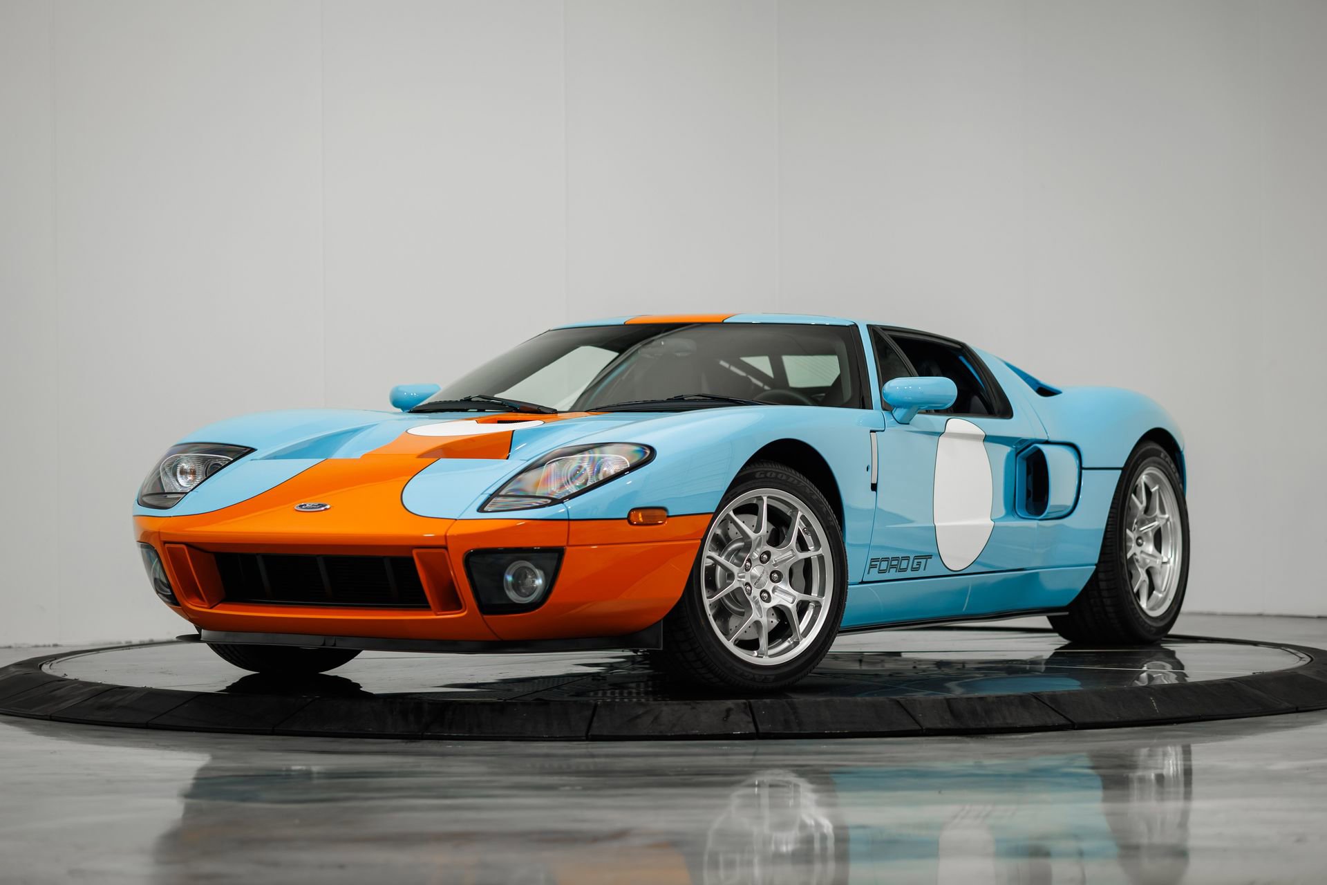 Used 2006 Ford GT RWD image 5