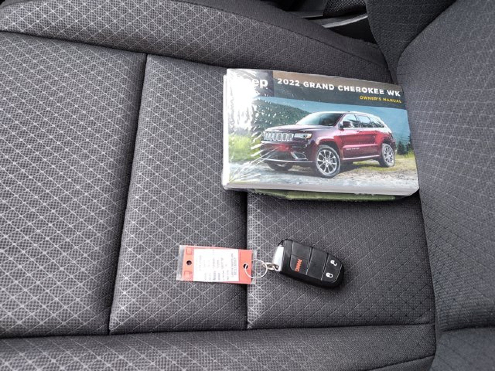 Used 2022 Jeep Grand Cherokee Laredo E AWD/4WD image 21