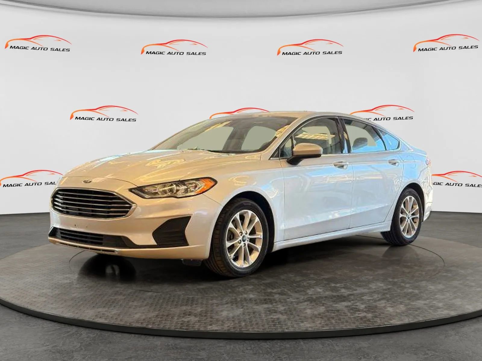 Used 2019 Ford Fusion SE image 2