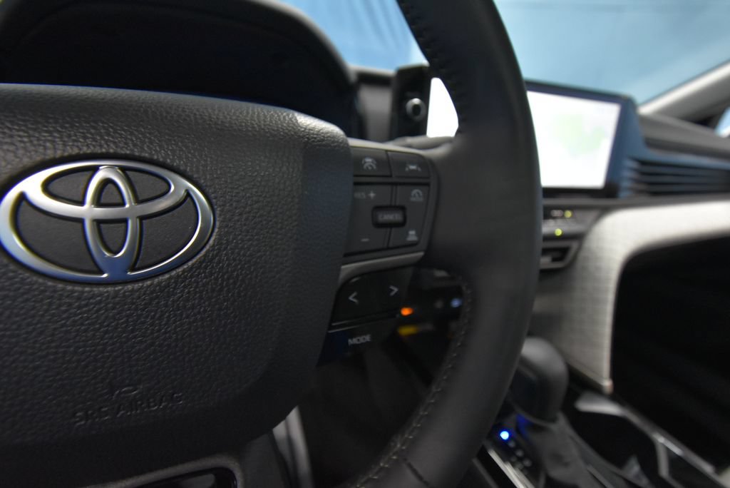 Used 2025 Toyota Camry XLE AWD/4WD image 11
