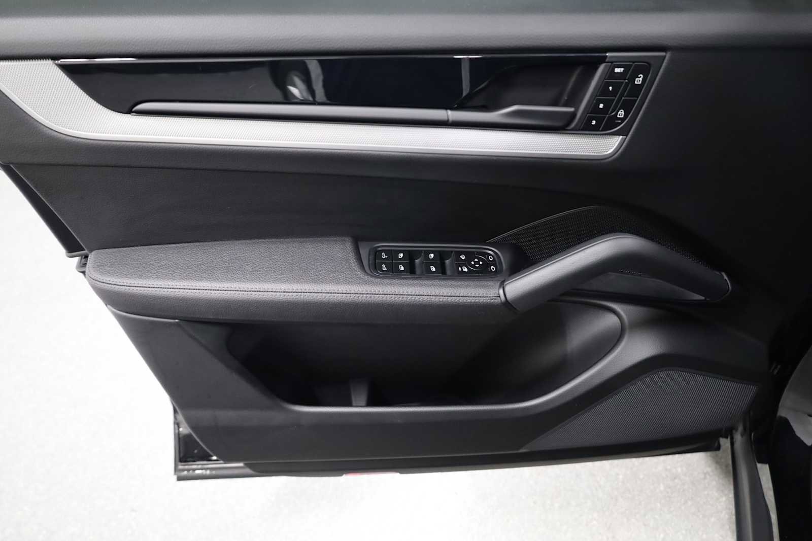 Certified 2024 Porsche Cayenne image 16