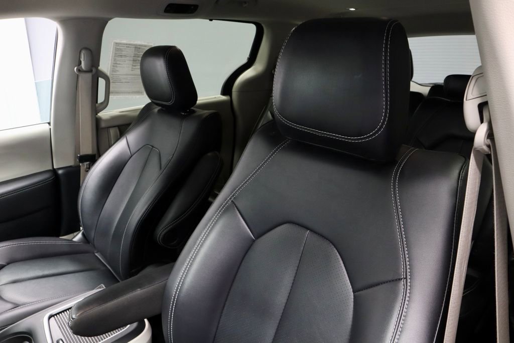 Used 2024 Chrysler Pacifica Touring-L FWD image 27