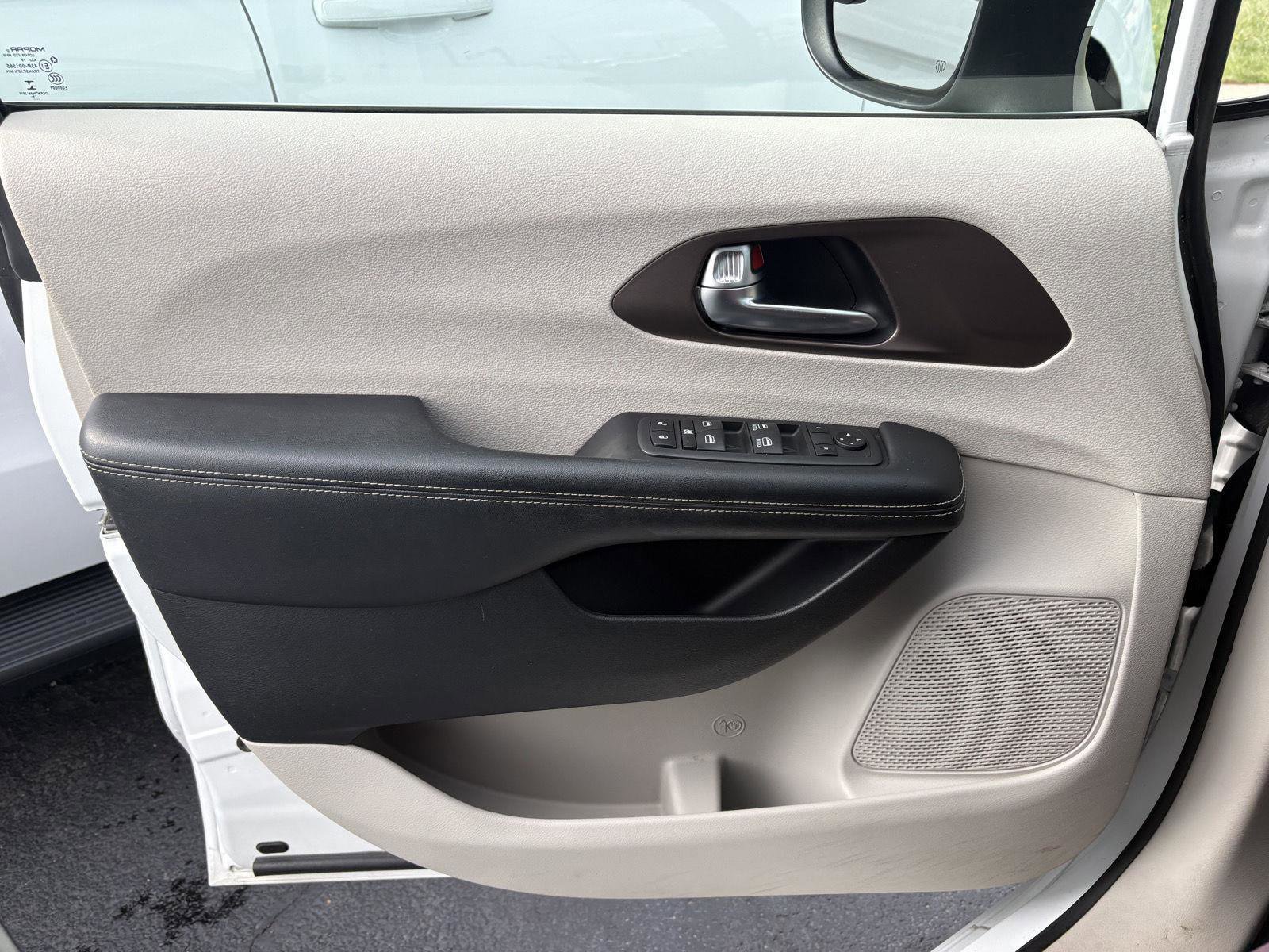 Used 2020 Chrysler Voyager LX FWD image 3