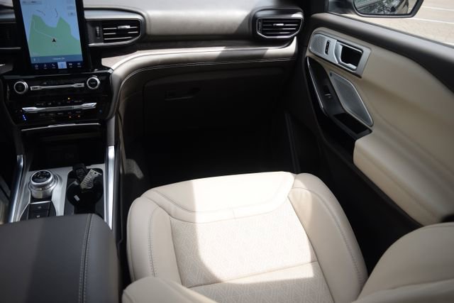 Used 2023 Ford Explorer Platinum w/ Technology Package AWD/4WD image 14
