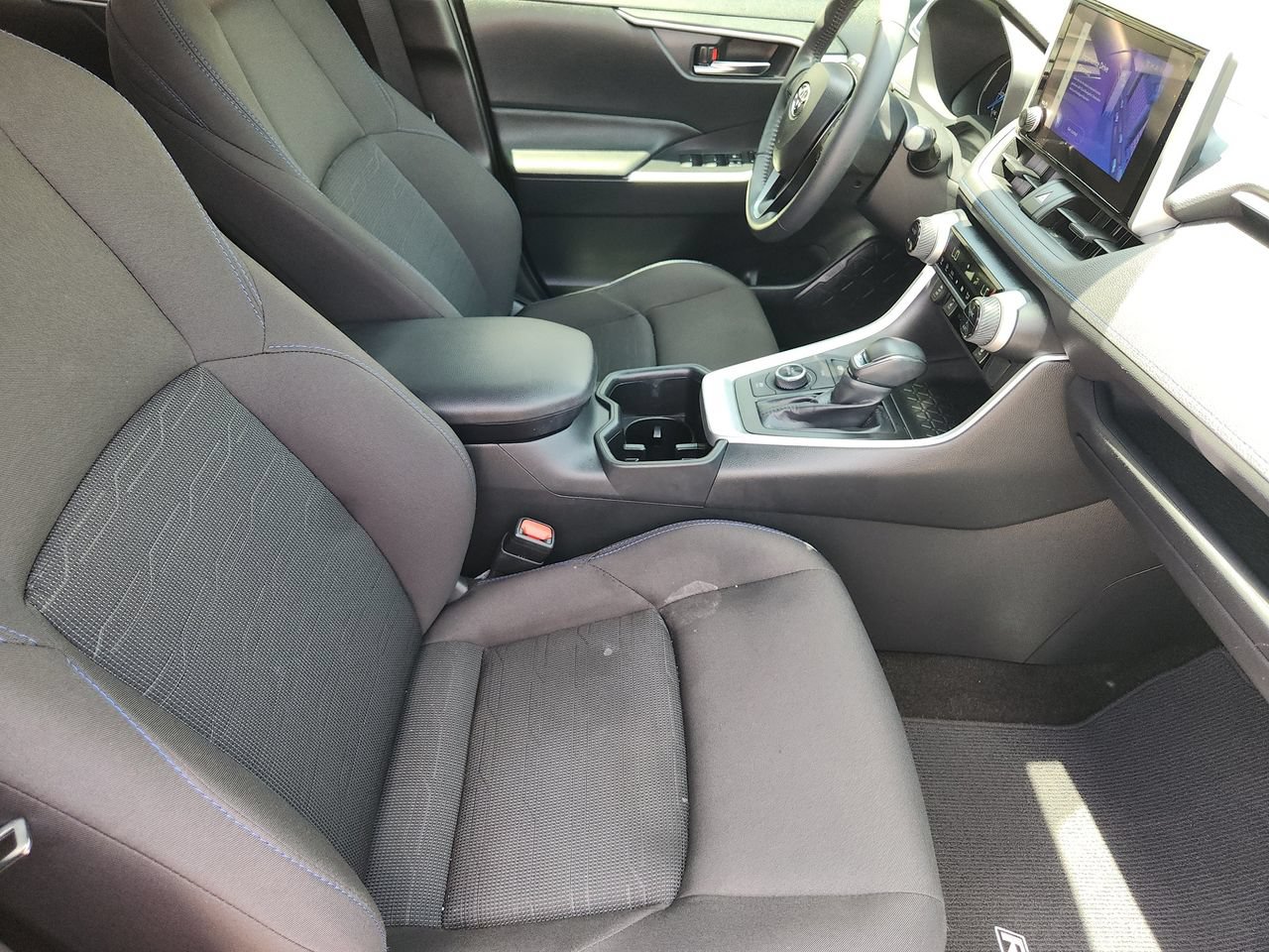 Used 2024 Toyota RAV4 SE w/ Convenience Package AWD/4WD image 11