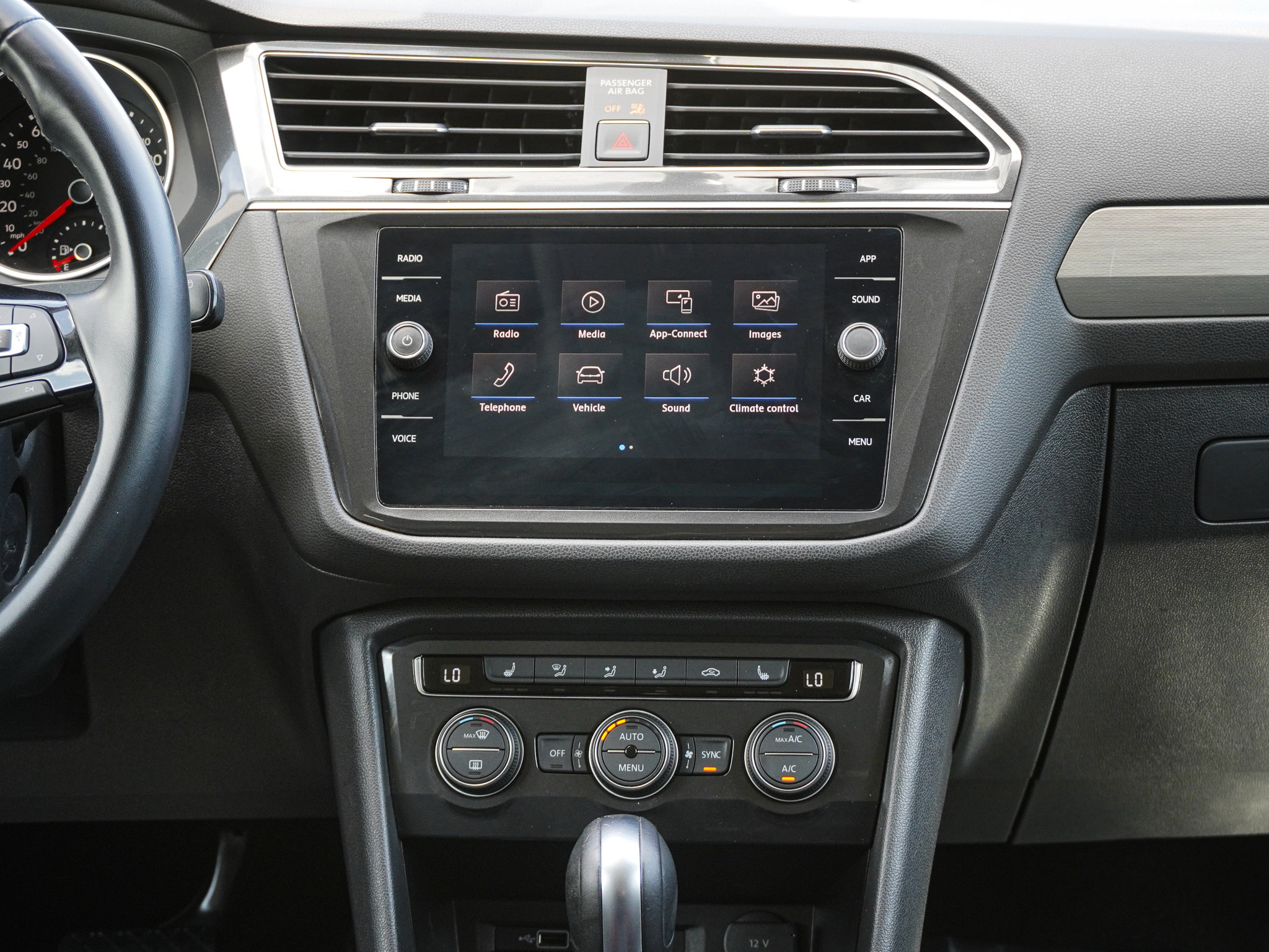 Used 2018 Volkswagen Tiguan SE image 28