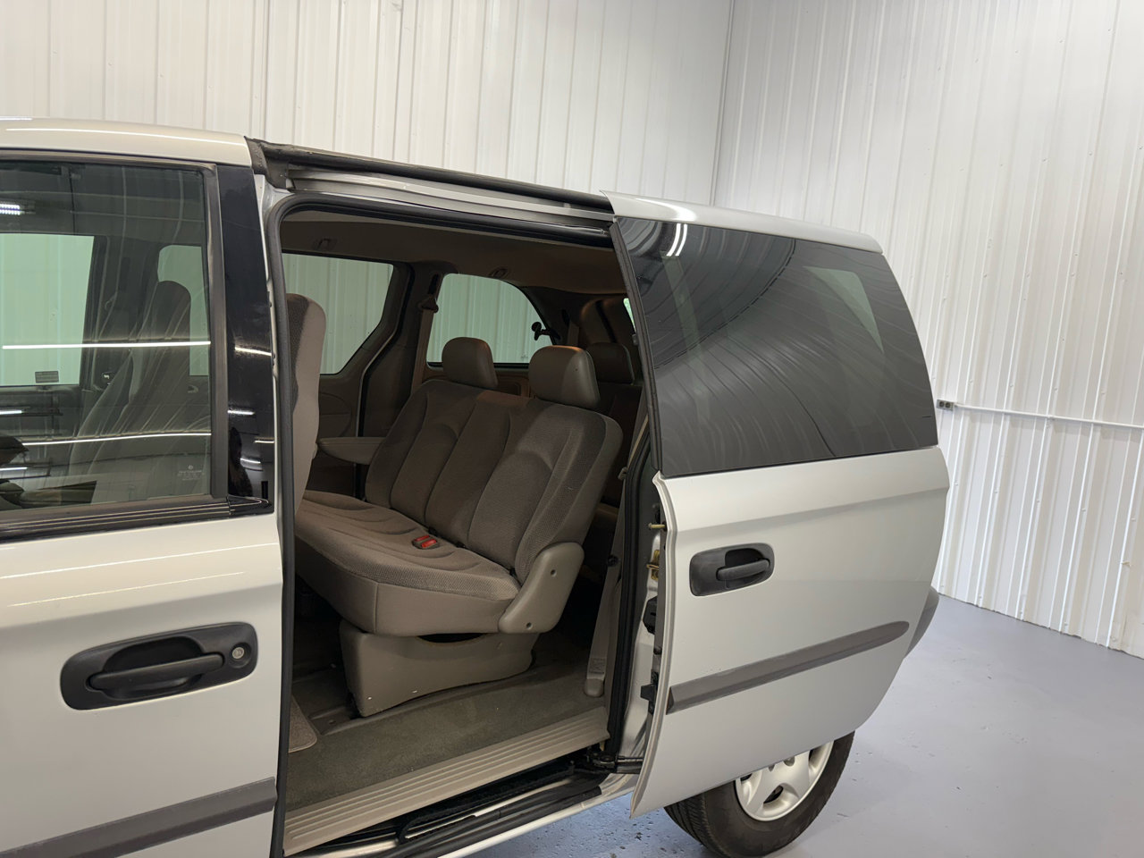 Used 2002 Dodge Caravan SE image 49