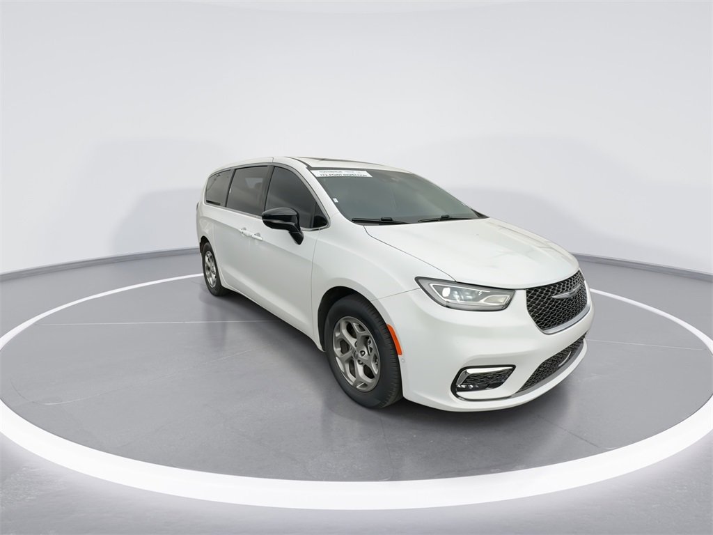 Used 2024 Chrysler Pacifica Limited w/ Uconnect Theater Family Group image 2