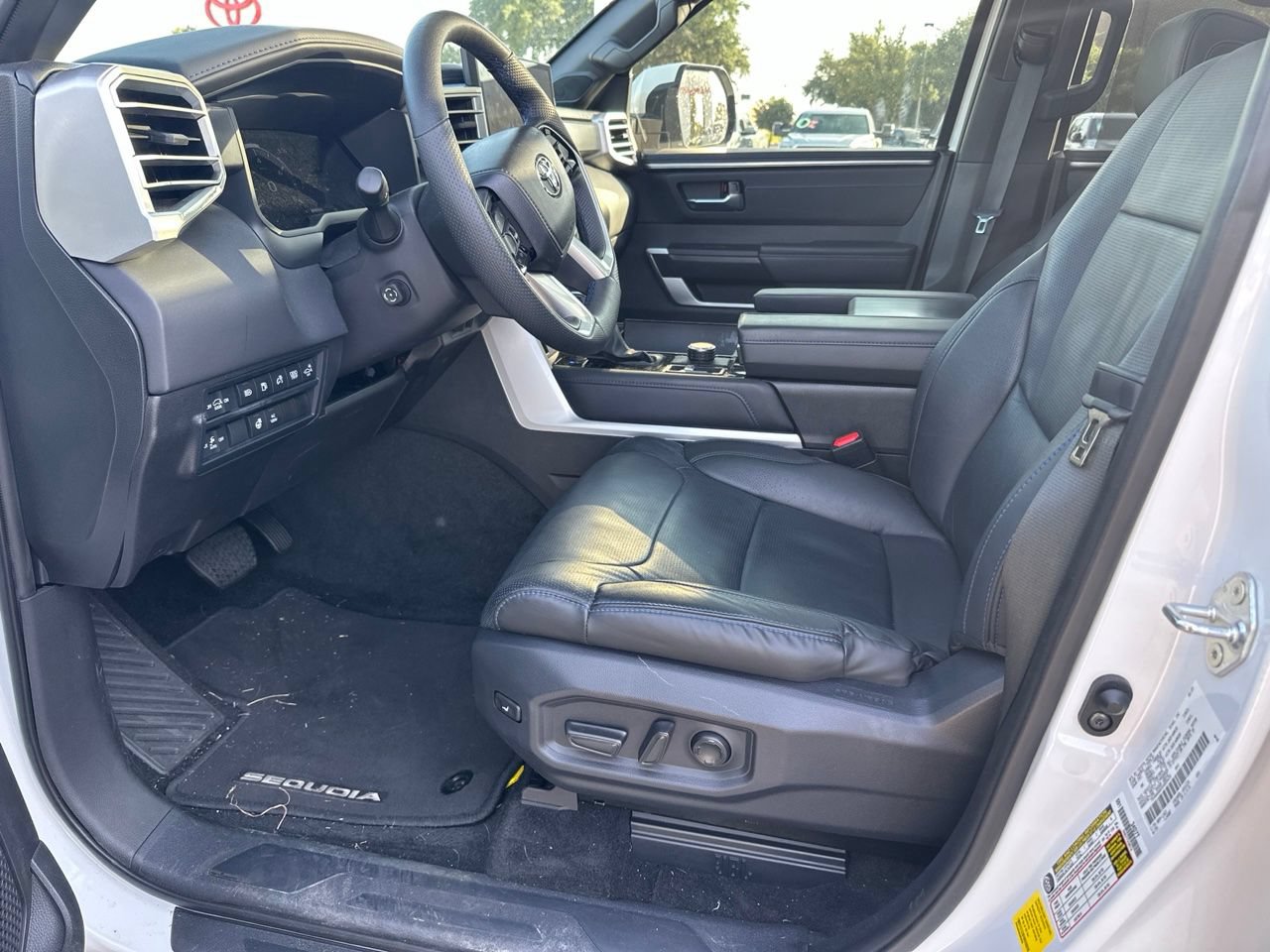 Used 2025 Toyota Sequoia Platinum AWD/4WD image 4