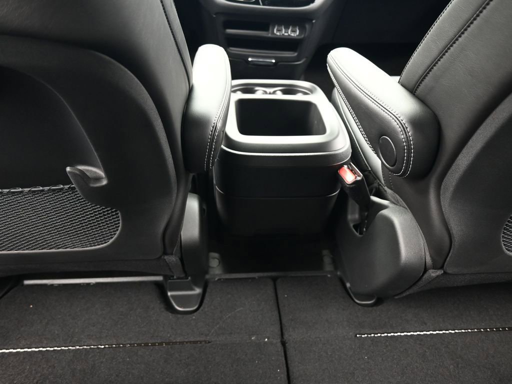 Used 2025 Chrysler Pacifica Select FWD image 31