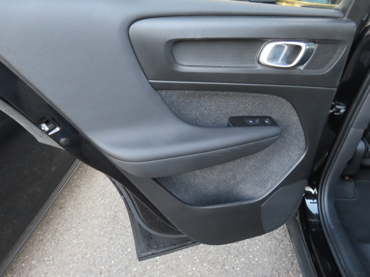 Used 2021 Volvo XC40 T5 Momentum image 10