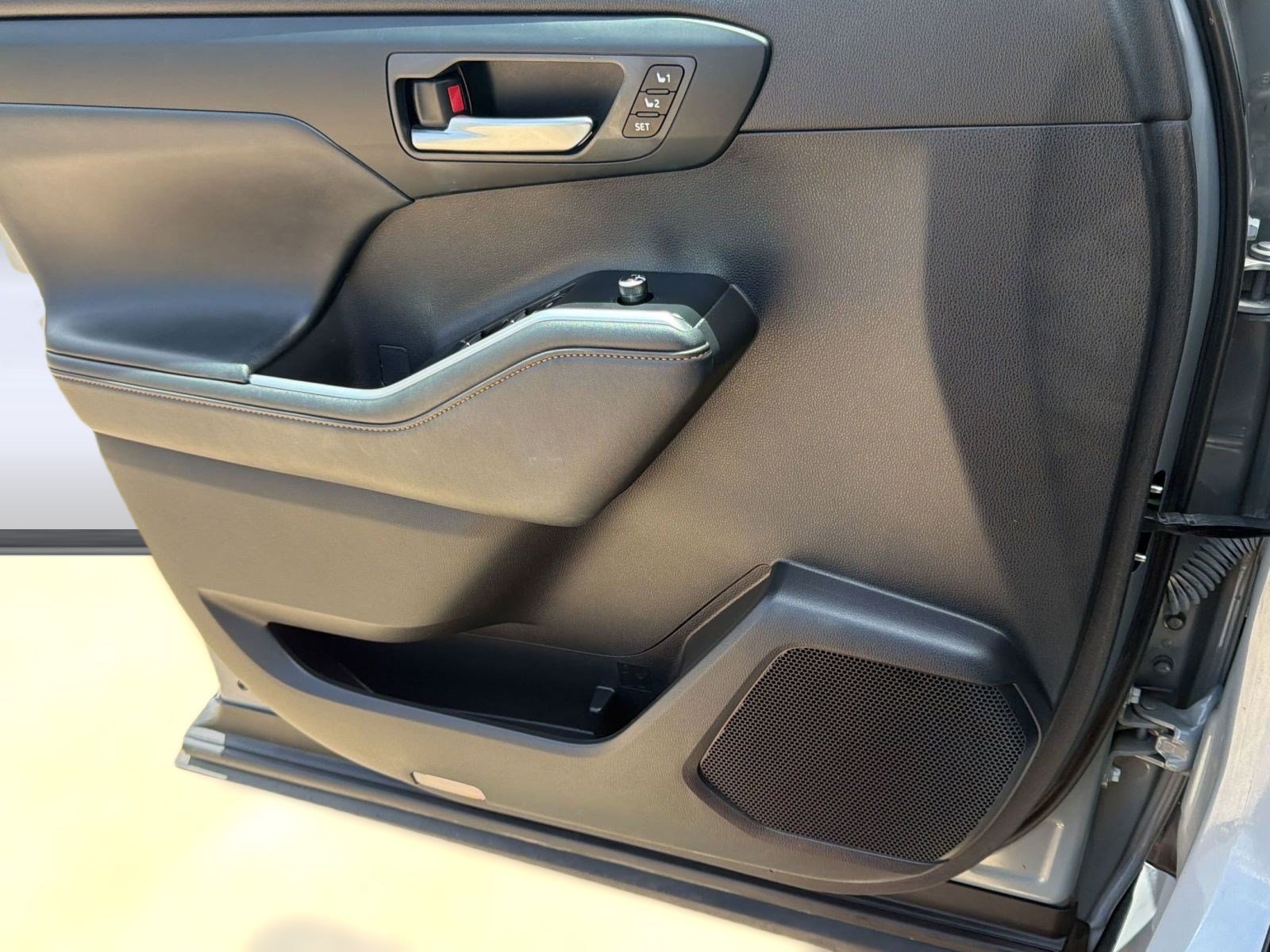 Used 2023 Toyota Highlander Bronze Edition FWD image 12
