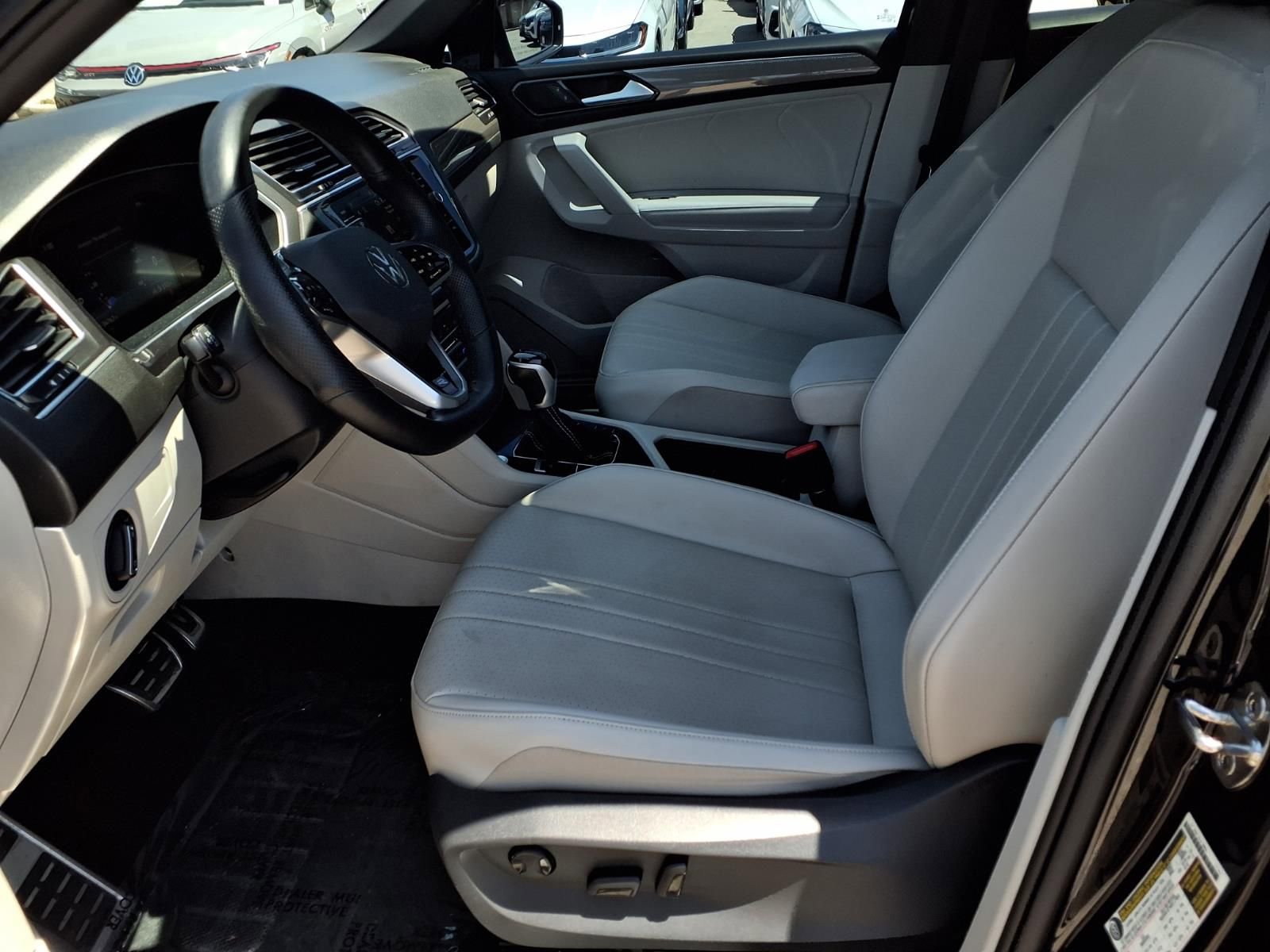 Used 2023 Volkswagen Tiguan SE R-Line FWD image 15