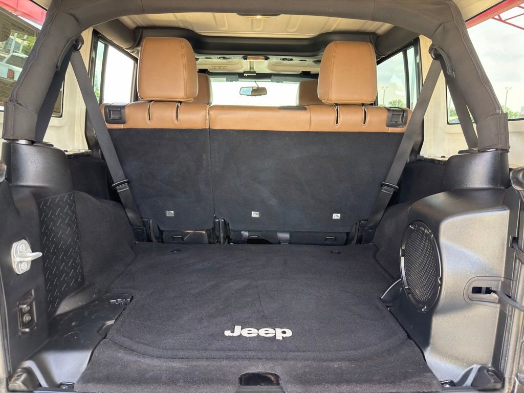 Used 2014 Jeep Wrangler Unlimited Sahara w/ Connectivity Group AWD/4WD image 27
