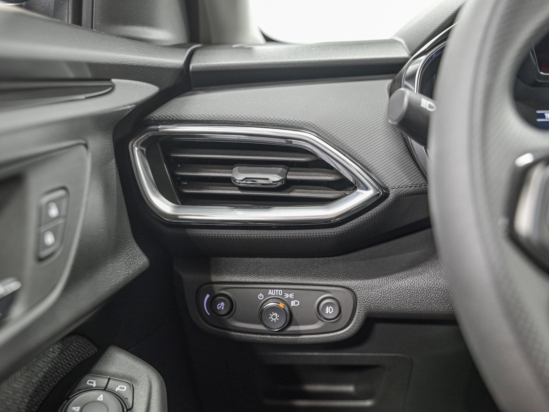 Used 2023 Chevrolet TrailBlazer LT w/ Convenience Package AWD/4WD image 18
