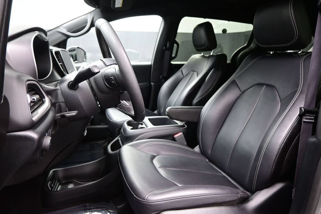 Used 2025 Chrysler Pacifica Select FWD image 9