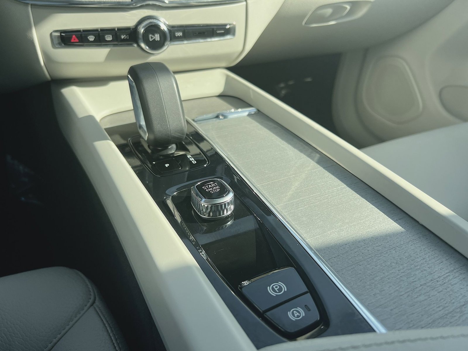 Certified 2023 Volvo XC60 B5 Plus w/ Climate Package image 22