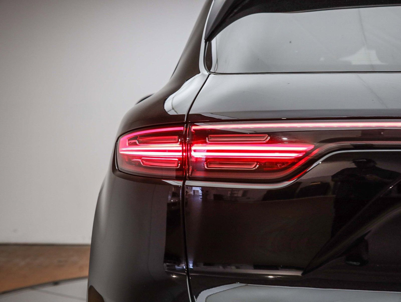 Certified 2023 Porsche Cayenne Platinum Edition image 8