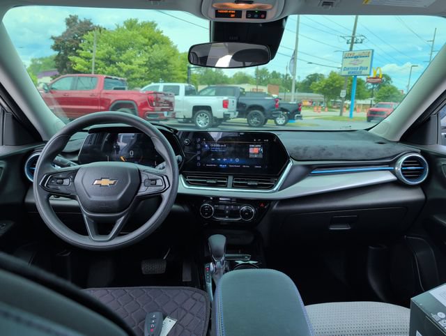 Used 2025 Chevrolet Trax LT FWD image 13