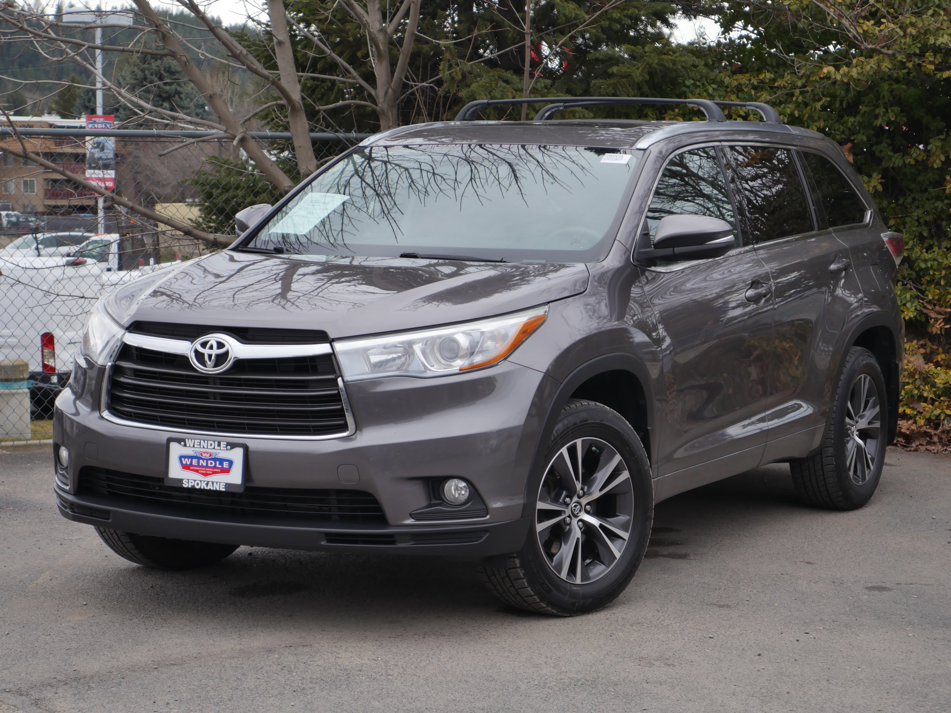 Used 2016 Toyota Highlander XLE image 2