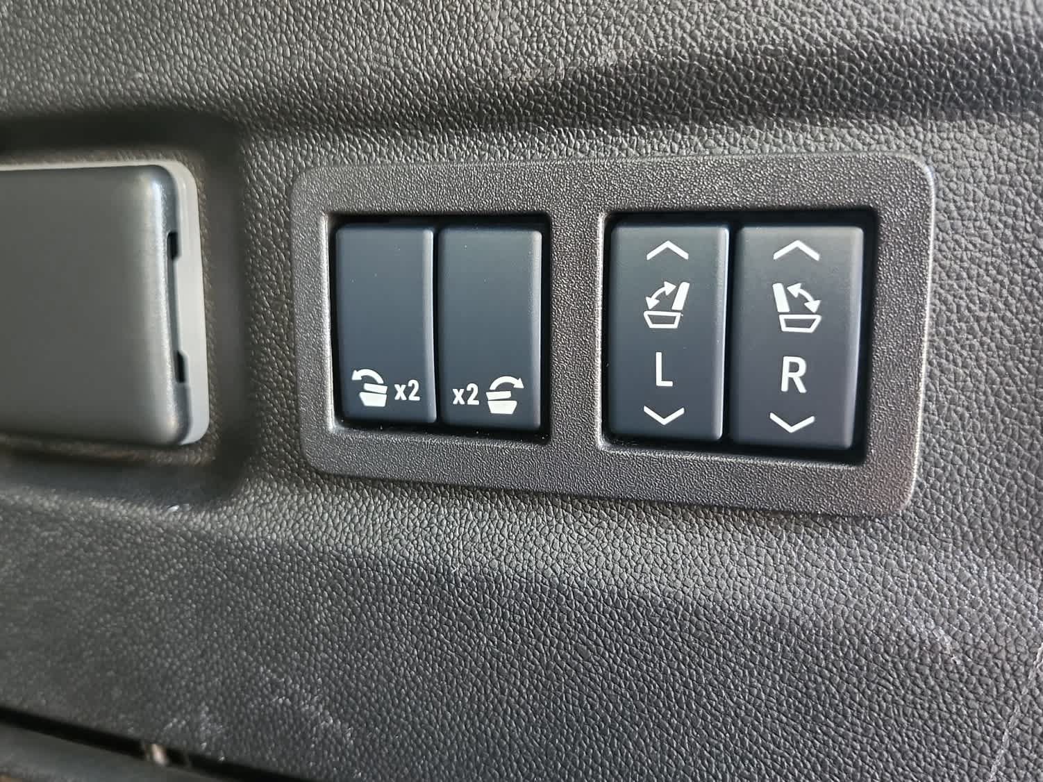 Used 2025 GMC Yukon XL Denali AWD/4WD image 36