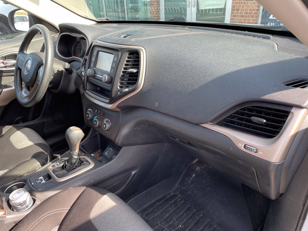 Used 2017 Jeep Cherokee Sport FWD image 9