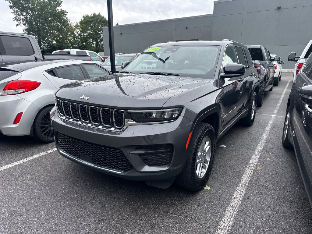 Used 2023 Jeep Grand Cherokee Laredo AWD/4WD image 4