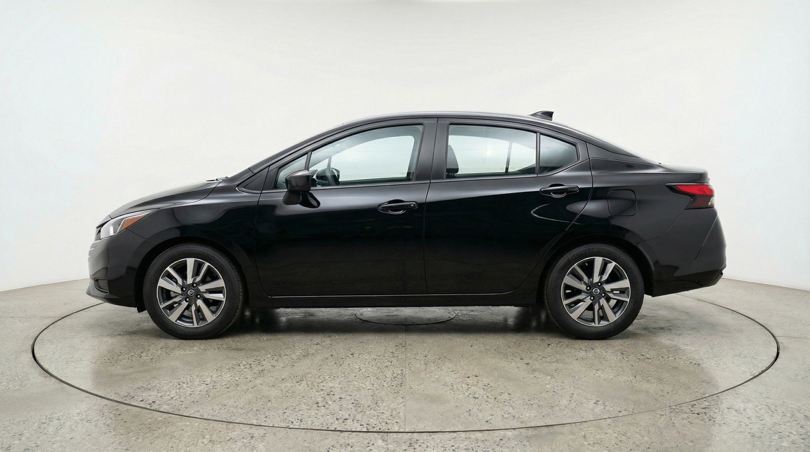 Used 2025 Nissan Versa SV image 5