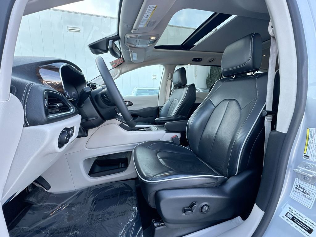 Used 2024 Chrysler Pacifica Limited image 20
