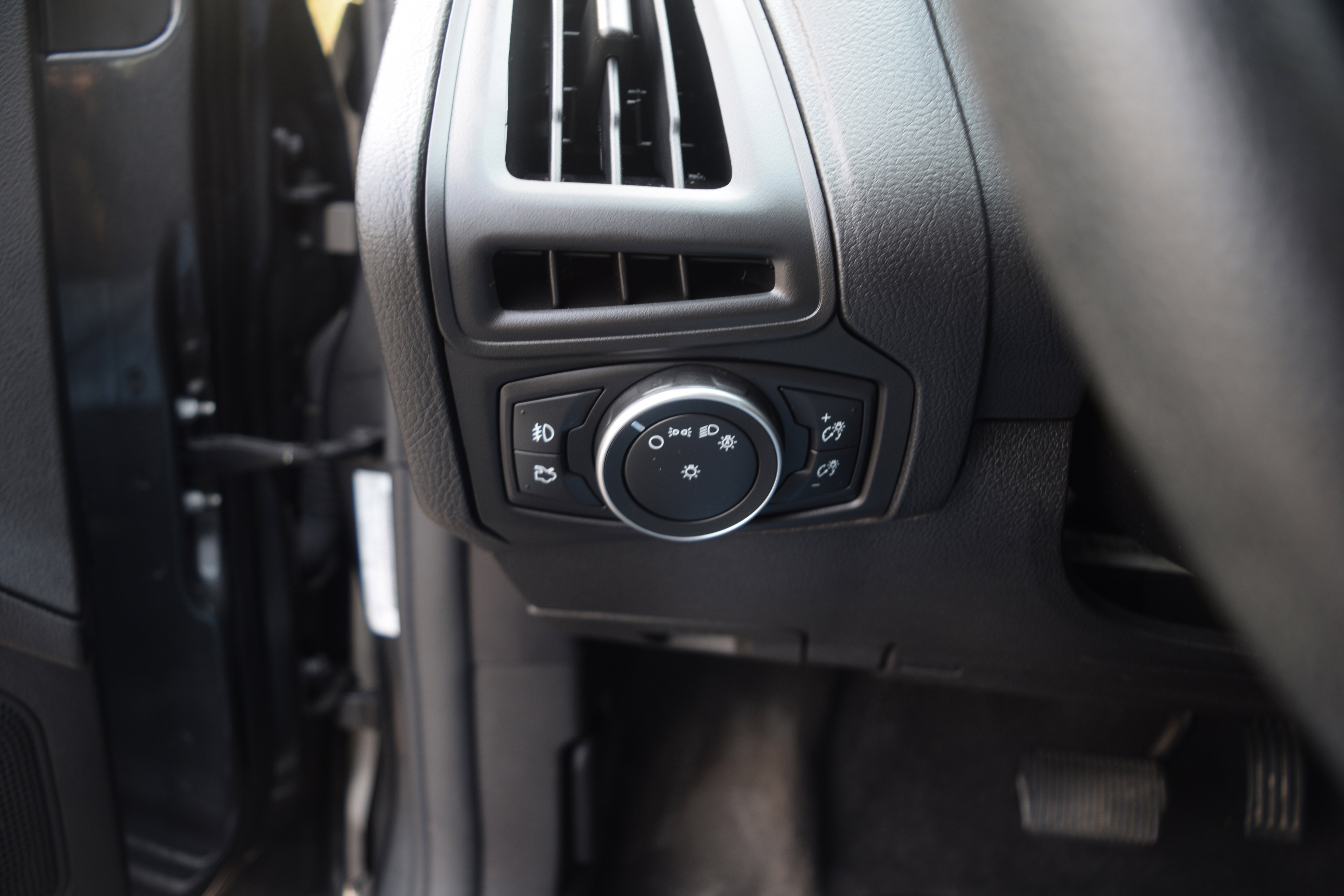 Used 2018 Ford Focus SEL FWD image 7