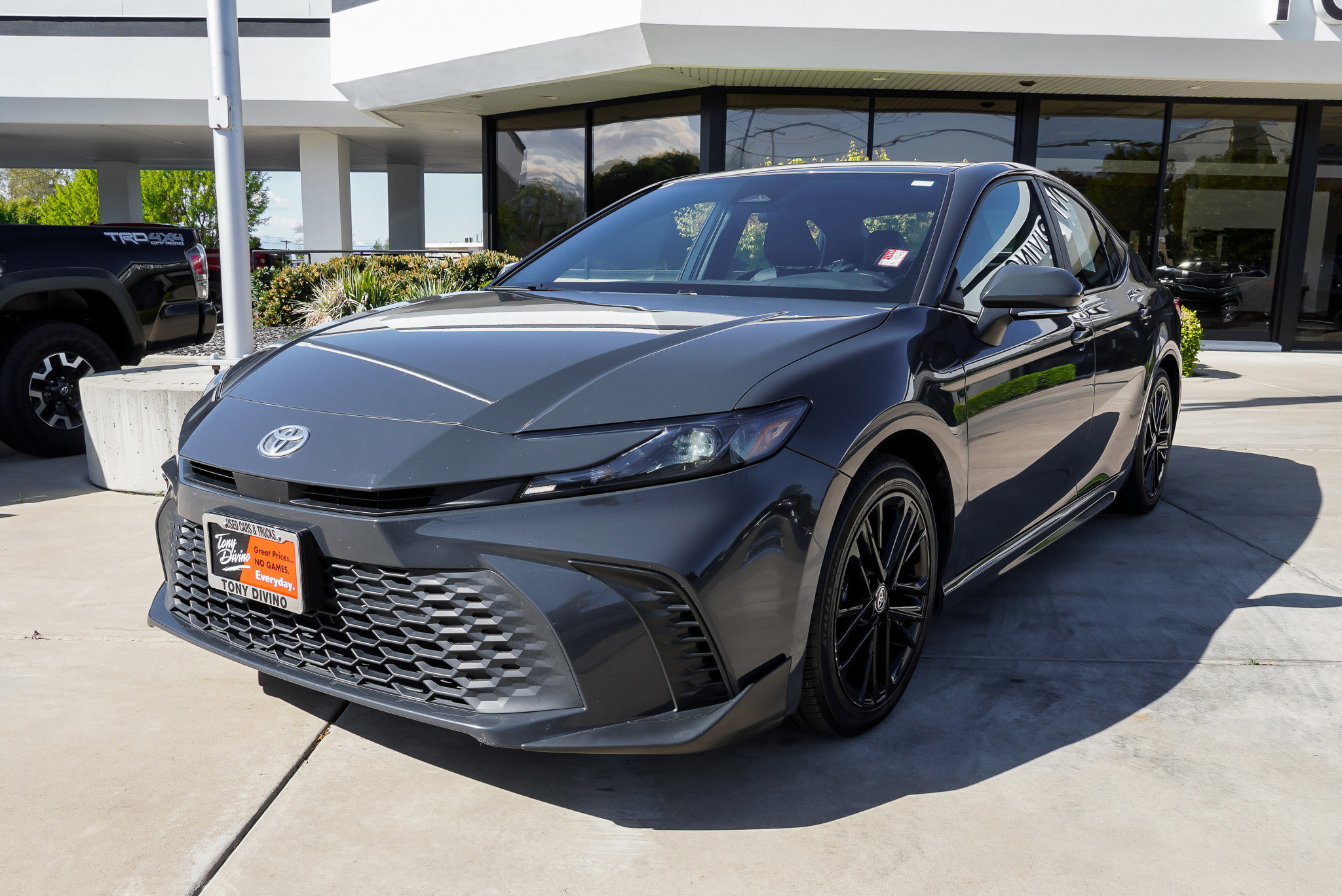 Used 2025 Toyota Camry SE FWD image 4